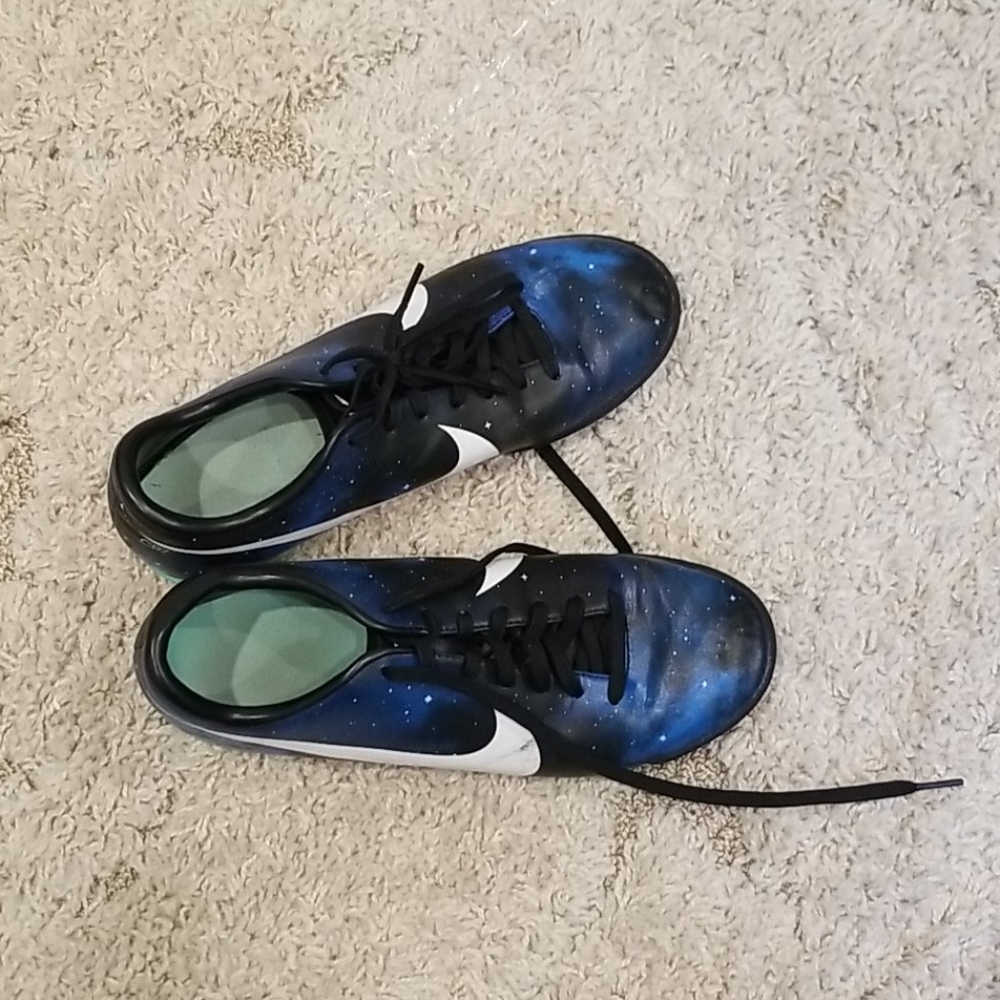 Indoor soccer shoes